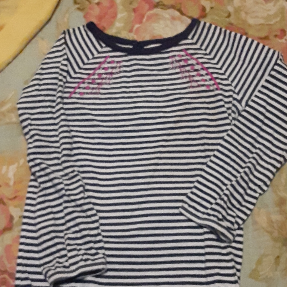 Girls long sleeve top.